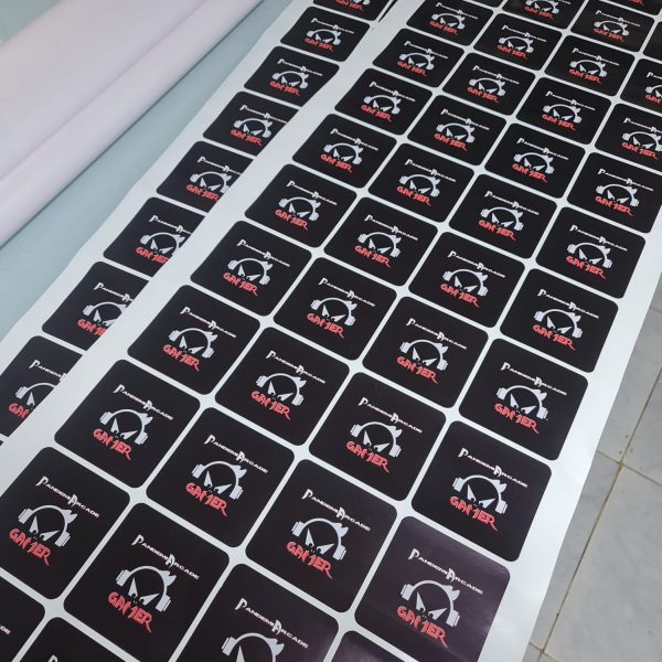 ETIQUETAS ADHESIVAS, ETIQUETAS TROQUEDAS, ETIQUETAS CON FORMA, ADHESIVO CON FORMA, ESTICKER, STICKER